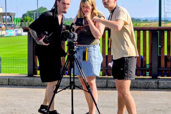 Matic Dominko in Katjuša Petrka med snemanjem filma Prekmurje Republika, ki odpira novo poglavje prekmurske filmske pripovedi.