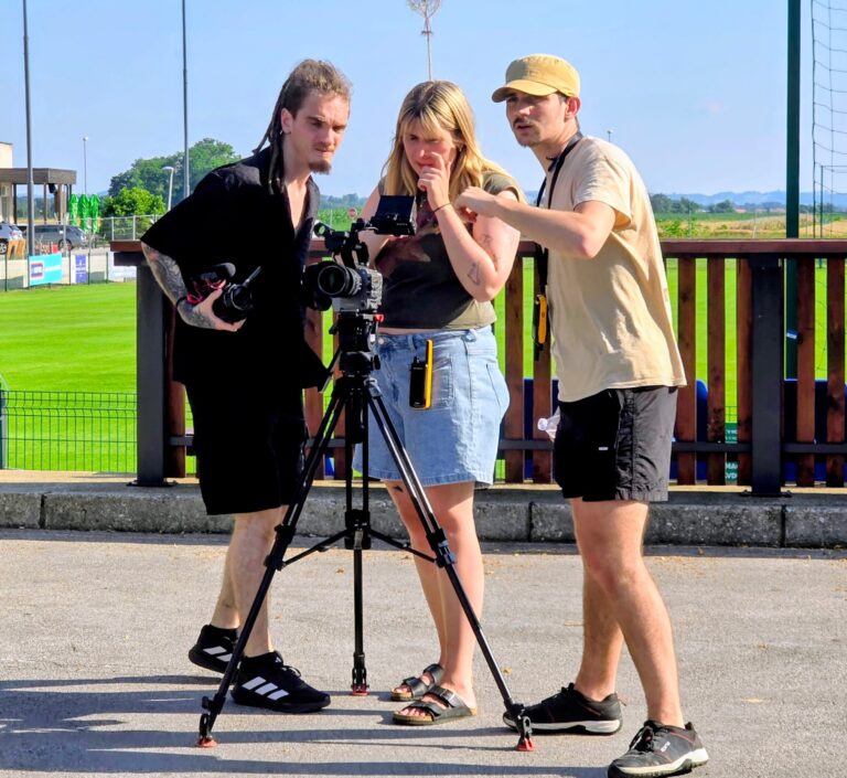 Matic Dominko in Katjuša Petrka med snemanjem filma Prekmurje Republika, ki odpira novo poglavje prekmurske filmske pripovedi.